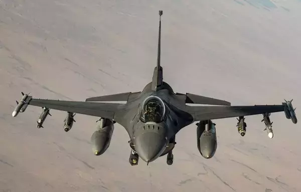 مقاتلة من طراز إف-16 فايتينغ فالكون تابعة لسلاح الجو الأميركي، تحلق داخل منطقة مسؤولية القيادة المركزية الأميركية في مهمة دوريات قتالية يوم 13 شباط/فبراير. [القوات الجوية الأميركية]