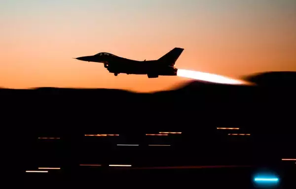 طائرة من طراز إف-16 فايتينغ فالكون تقلع من قاعدة لوك الجوية بأريزونا يوم 24 أيار/مايو. [القوات الجوية الأميركية]
