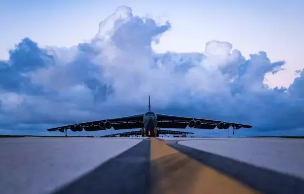 "B-52 ستراتوفورتريس"، تم تكليفها مهمة في ساحات فرقة عمل القاذفات في قاعدة أندرسن الجوية في "غوام"، 1 أبريل/نيسان. [القوات الجوية الأميركية]