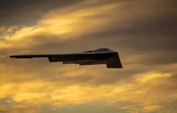 طائرة قاذفة من طراز "B-2 سبيريت" تحلق فوق قاعدة "لوك" الجوية في ولاية أريزونا في 15 تشرين الثاني/نوفمبر الماضي. [القوات الجوية الأميركية]