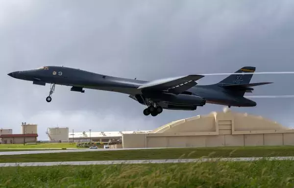 قاذفة تابعة للقوات الجوية الأميركية من طراز "B-1B لانسر" تقلع من قاعدة "أندرسن" الجوية في "غوام" لدعم مهمة قاذفة القنابل في 21 شباط/فبراير. [القوات الجوية الأميركية]