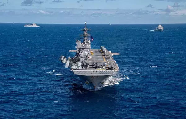 السفينة الهجومية البرمائية يو إس إس اميركا (إل إتش إيه 6) المنتشرة بالقواعد الأمامية تبحر في تشكيل خلال مناورة تاليسمان سيبر في 29 تموز/يوليو. والسفينة أميركا هي السفينة الرئيسة في مجموعة الجهوزية البرمائية أميركا، وتتحرك في منطقة عمليات الأسطول الأميركي السابع. [البحرية الأميركية]