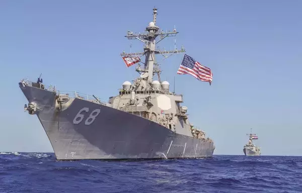 مدمرة الصواريخ الموجهة يو إس إس ذي سوفيليان تبحر إلى جانب الفرقاطة البحرية المصرية إي إن إس ألكساندريا في البحر الأحمر يوم 2 تشرين الثاني/نوفمبر. [البحرية الأميركية]
