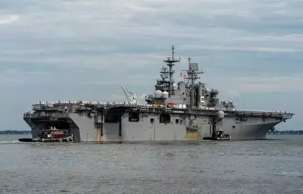 سفينة الهجوم البرمائية يو إس إس باتان تغادر القاعدة البحرية نورفولك في ولاية فيرجينيا للقيام بعملية انتشار مقررة يوم 10 تموز/يوليو. [البحرية الأميركية]