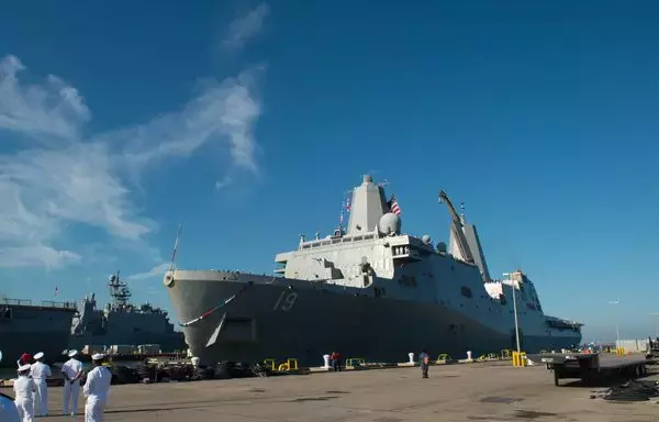 سفينة النقل البرمائية من فئة سان أنطونيو يو إس إس ميسا فيردي (حوض سفينة النقل البرمائي - الرصيف 19) تصل إلى محطة نورفولك البحرية في ولاية فيرجينيا في 23 أيلول/سبتمبر 2017. [البحرية الأميركية]