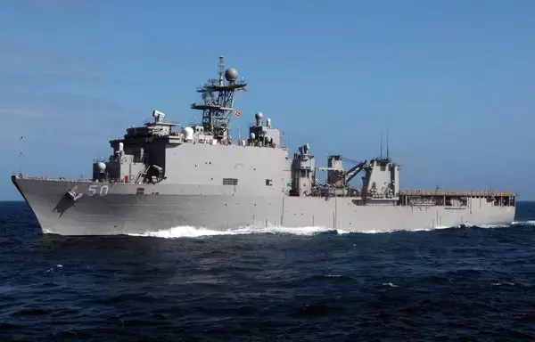 سفينة الإنزال يو إس إس كارتر هول تقترب من سفينة التزويد بالوقود يو إس إن إس تيبيكانوي التابعة لأسطول قيادة النقل البحري العسكري، في صورة من الأرشيف التقطت يوم 7 أكتوبر/تشرين الأول 2007. [البحرية الأميركية]