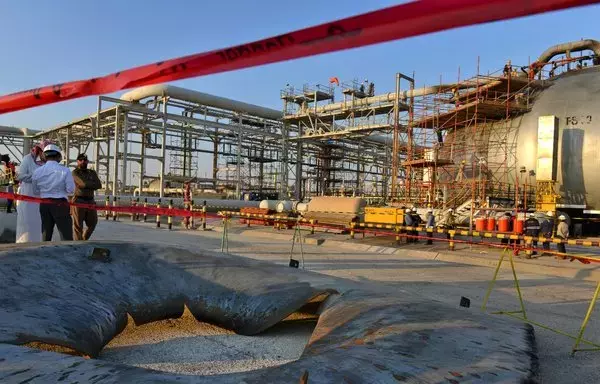 صورة لحفرة في معمل بقيق لتكرير النفط في السعودية يوم 20 أيلول/سبتمبر 2019، بعد هجوم حملت إيران وأذرعها مسؤوليته. [فايز نور الدين/وكالة الصحافة الفرنسية]
