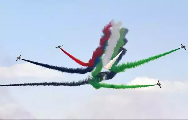 مجموعة فرسان الإمارات للاستعراض الجوي تجري مناورات في معرض دبي للطيران بتاريخ 18 تشرين الثاني/نوفمبر 2019. [كريم صاحب/وكالة الصحافة الفرنسية]