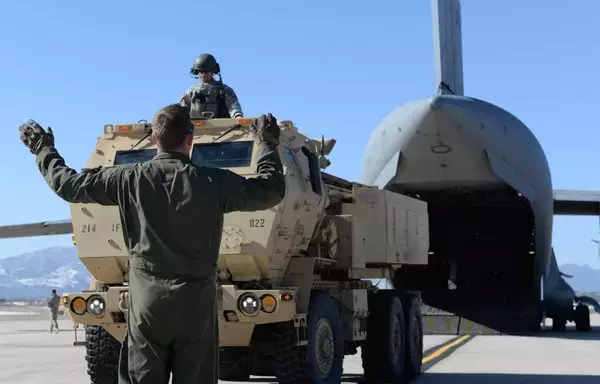 جنود أميركيون يحملون منظمومة هيمارس على متن طائرة بضائع من طراز سي-17. [سلاح الجو الأميركي]