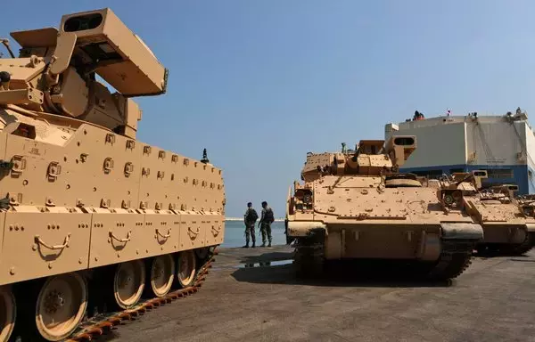 Lebanese soldiers guard US-made Bradley fighting vehicles at the port of Beirut on August 14, 2017. [Patrick Baz/AFP]