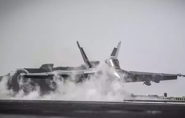 طائرة سوبر هورنت إف/إيه-18 تنطلق من سطح حاملة الطائرات يو إس إس ثيودور روزفلت. [القيادة المركزية الأميركية]