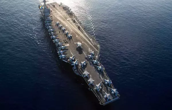 أكبر حاملة طائرات في العالم يو إس إس جيرالد آر. فورد (سي في إن 78) تبحر في البحر الأيوني في 4 تشرين الأول/أكتوبر. [البحرية الأميركية]
