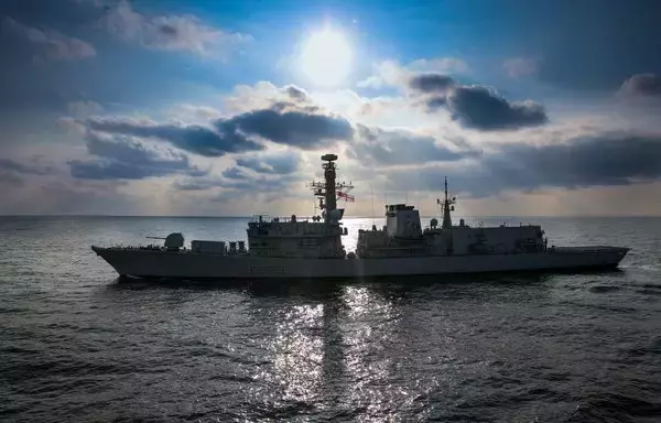 سفينة إتش إم إس لانكستر قبالة جزر هيبرايد في 22 مايو/أيار 2022. [البحرية الملكية]