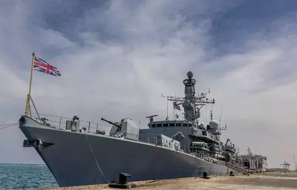 فرقاطة البحرية الملكية البريطانية لانكستر ترسو في ميناء بور سودان لتقديم الدعم للأشخاص الذين يتم إجلاؤهم في شهر أيار/مايو. [وزارة الدفاع البريطانية]