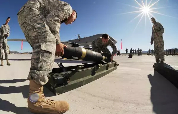 ملاحون أميركيون يستعدون لتثبيت صاروخ هيل فاير على مسيرة إم كيو-1بي بريدتور في كانون الثاني/يناير 2009 في قاعدة غريتش التابعة لسلاح الجو الأميركي في نيفادا. [سلاح الجو الأميركي]