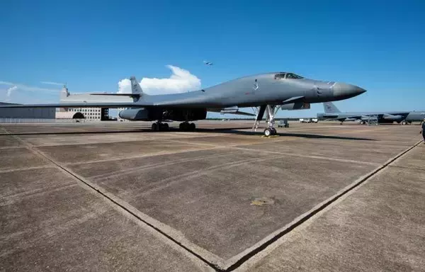 فحوصات ما قبل الطيران تجرى على قاذفة بي-1 بي لانسر قبل انطلاقها في 1 آب/أغسطس 2019 في قاعدة إيجلين التابعة لسلاح الجو في فلوريدا. [سلاح الجو الأميركي]