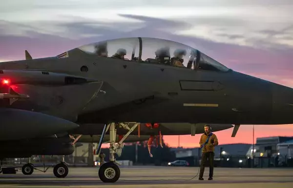 رئيس طاقم القوات الجوية الأميركية يفحص طائرة إف-15إي سترايك ايغل قبل مغادرتها قاعدة سلاح الجو الملكي البريطاني في لاكنهيث في المملكة المتحدة، لنشرها في مكان مجهول جنوب غرب آسيا في 16 تشرين الأول/أكتوبر. [القوات الجوية الأميركية]