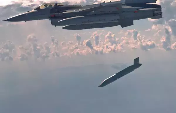 أول صاروخ جو-أرض مشترك ذات مدى ممتد، يطلق من مقاتلة من طراز إف-16 فوق خليج المكسيك يوم 19 أيلول/سبتمبر 2018. [سلاح الجو الأميركي]