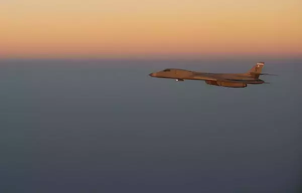 طائرة من طراز بي- 1 لانسر تحلّق في 5 تشرين الثاني/نوفمبر فوق منطقة مسؤولية القيادة المركزية الأميركية، والتي تشمل أنحاء الشرق الأوسط. [القوات الجوية الأميركية]