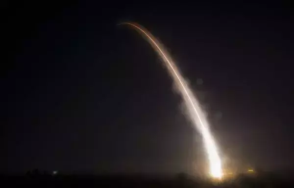 صاروخ بالستي عابر للقارات غير مسلح من طراز مينتمان ينطلق خلال اختبار عملياتي في 2019. [سلاح الجو الأميركي]