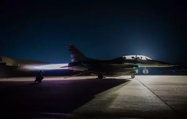رؤساء أطقم القوات الجوية الأميركية يفحصون الطاقة القصوى لمقاتلة إف-16 فالكون في قاعدة أوسان الجوية في كوريا الجنوبية يوم 7 أيلول/سبتمبر. [القوات الجوية الأميركية]