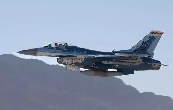 مقاتلة إف-16 فالكون تقلع في رحلة لدعم كلية أسلحة القوات الجوية الأميركية في قاعدة نيليس الجوية في نيفادا يوم 16 تشرين الأول/أكتوبر. [القوات الجوية الأميركية]