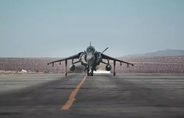 طائرة إيه في-8 بي هارير تابعة للبحرية الأميركية تنتظر في كاليفورنيا إعادة تزويدها بالوقود خلال مناورات في 12 شباط/فبراير 2020. [مشاة البحرية الأميركية]