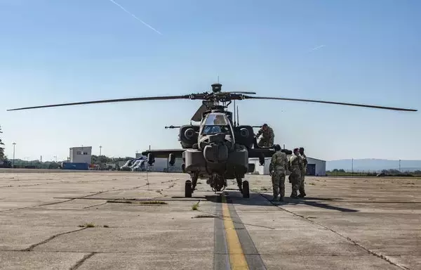 جنود أميركيون يحلقون بمروحتين من طراز إيه إتش-64ئي آباتشي غارديان إلى كاترباتخ كاسيرن، من مطار وايسبادن التابع للجيش، إلى كلاي كاسيرن، 7 أيلول/سبتمبر. [الجيش الأميركي]