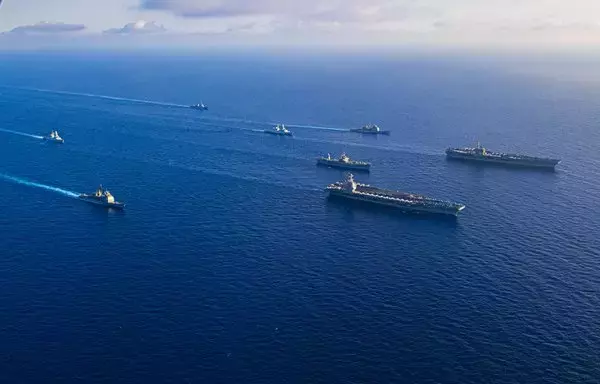 حاملتا الطائرات يو إس إس جيرالد آر. فورد (إلى الأسفل) ويو إس إس دوايت د. أيزنهاور (أعلى اليمين) تعبران البحر الأبيض المتوسط في تشرين الثاني/نوفمبر مع سفن من مجموعاتهما الضاربة والبحرية الإيطالية. [البحرية الأميركية]