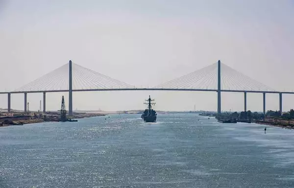 مدمرة يو إس إس ميسون تعبر قناة السويس في 4 تشرين الثاني/نوفمبر. [البحرية الأمريكية]