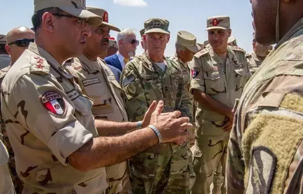 ضباط أميركيون ومصريون يناقشون قدرات المعدات في مناورات "النجم الساطع" لعام 2018. [القيادة المركزية الأميركية]
