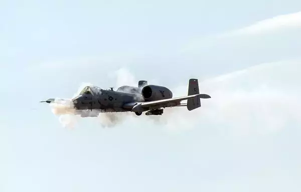 An A-10 Thunderbolt II, from Idaho National Guard’s 124th Fighter Wing, performs a strafing run at the Saylor Creek Bombing Range south of Mountain Home, Idaho, September 8, 2022. [US Air Force]