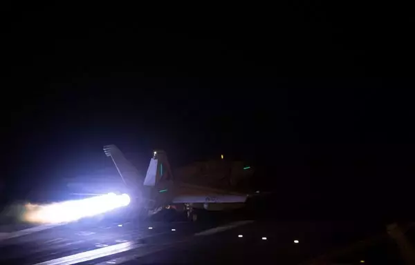 مقاتلة أميركية تقلع لتنفيذ غارات جوية ضد أهداف حوثية في اليمن يوم 12 كانون الثاني/يناير. [القيادة المركزية الأميركية]