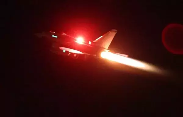 مقاتلة بريطانية من طراز تايفون في طريقها لتنفيذ غارات جوية ضد أهداف حوثية في اليمن يوم 12 كانون الثاني/يناير. [وزارة الدفاع البريطانية]