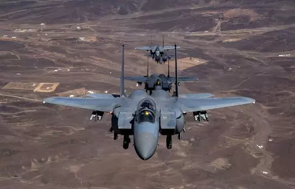 إن طائرات سترايك ايغلز أف-15 إي التابعة للقوات الجوية الأميركية تحلق إلى جانب طائرات إف-15 إي التابعة للقوات الجوية السعودية، خلال تمرين التوظيف القتالي الرشيق داخل منطقة تقع تحت مسؤولية القيادة المركزية الأميركية في 5 أيلول/سبتمبر 2022. [القوات الجوية الأميركية]