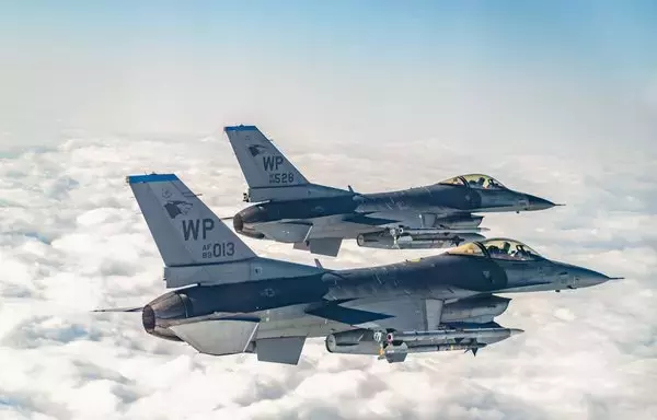 طائرتان مقاتلتان من طراز إف-16 تابعتان للقوات الجوية الأميركية تحلقان فوق المحيط الهادئ الهندي في 20 كانون الأول/ديسمبر. [القوات الجوية الأميركية]