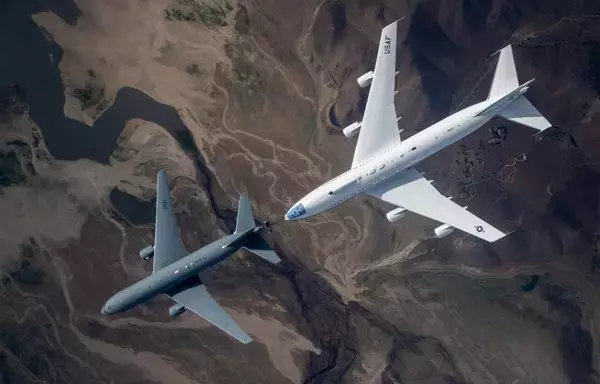 طائرة كيه سي-46إيه بيغاسوس تجري اختبارا للتزويد بالوقود جوًا باستخدام إي-4بي نايت ووتش في سماء جنوب كاليفورنيا يوم 4 نيسان/أبريل 2022. [القوات الجوية الأميركية]