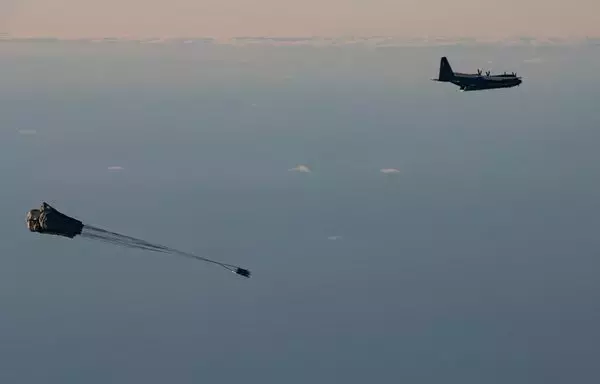 سقوط نظام أسلحة من نوع رابيد دراغون من عنبر الشحن لطائرة إم سي-130 جيه كوموندو 2 أثناء عرض بالذخيرة الحية في النرويج يوم 9 تشرين الثاني/نوفمبر 2022. [القوات الجوية الأميركية]