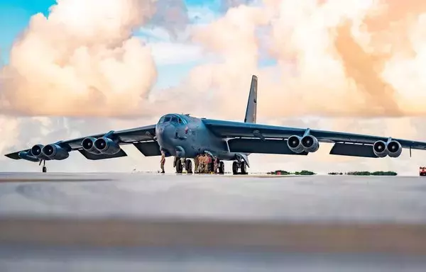 طائرة من طراز بي-52 ستراتوفورتريس تخضع للصيانة في غوام لدعم مهمة فرقة عمل القاذفات، في صورة التقطت يوم 11 نيسان/أبريل 2023. [القوات الجوية الأميركية]