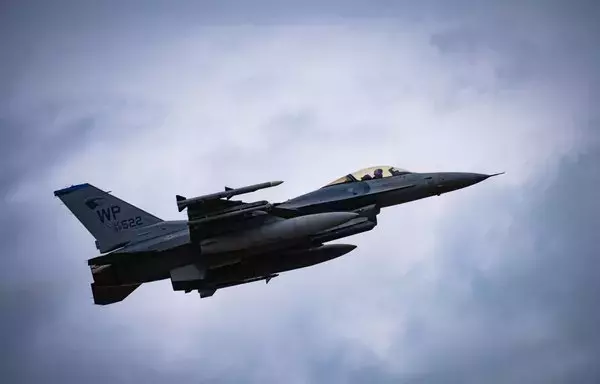 طائرة تابعة للقوات الجوية الأميركية من طراز إف-16 فالكون فايتنيغ تقلع بعد تزودها بالوقود في كوريا الجنوبية، يوم 17 كانون الثاني/يناير 2024. [القوات الجوية الأميركية]