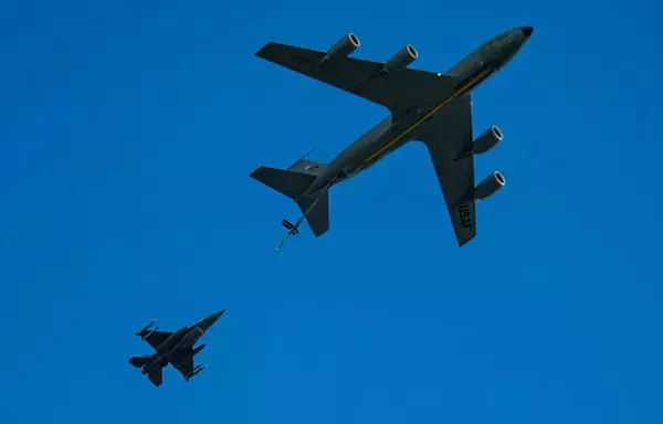طائرة كاي سي-135 ستراتوتانكر تقوم بعرض للتزود بالوقود في الجو من دون ملامسة طائرة إف-16 فايتنغ فالكون خلال العرض الجوي "صن آند فن" في 29 مارس/آذار الماضي في ليكلاند، فلوريدا. [سلاح الجو الأميركي]