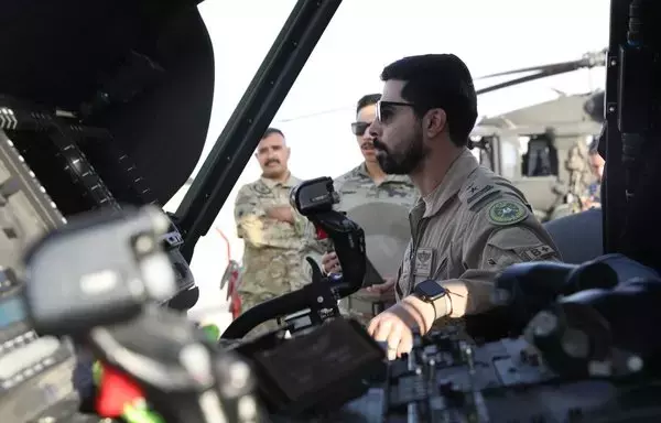 أحد ضباط القوات الجوية الملكية السعودية أثناء إحاطة بشأن قدرات ومميزات مروحية بلاك هوك من طراز يو إيتش-60 التابعة للجيش الأميركي، كجزء من مناورات الرمال الحمراء 23.2 في 7 أيلول/سبتمبر. [الجيش الأميركي]
