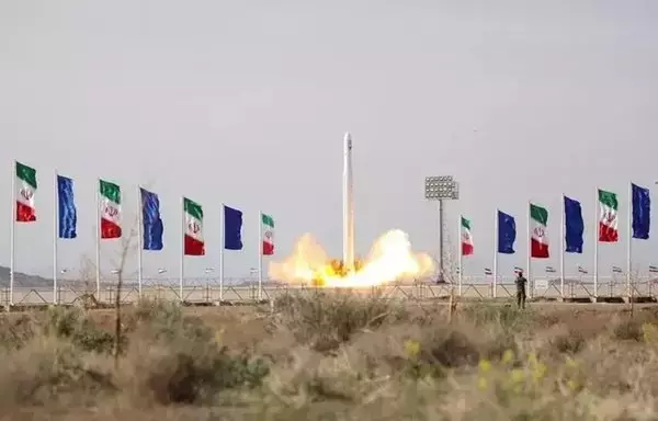 صاروخ إيراني من طراز قاصد ينطلق من قاعدة بالقرب من مدينة شاهرود الإيرانية في نيسان/أبريل 2020، وهو يحمل قمر الاستطلاع نور-1. [مهر نيوز]