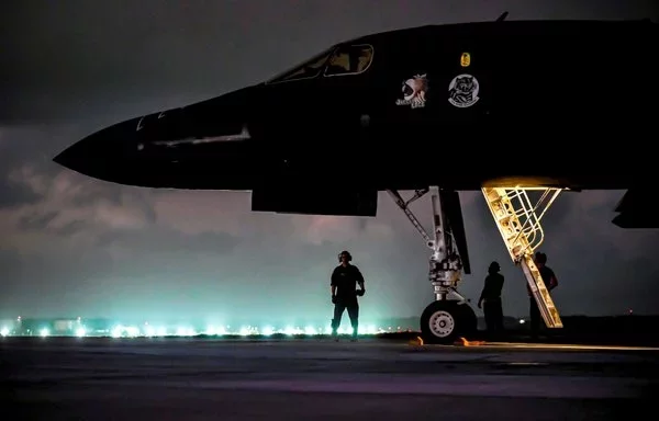 عناصر من القوات الجوية الأميركية يعدون مقاتلة لانسر من طراز بي-1بي للإقلاع من قاعدة غوام، لدعم مهمة فرقة عمل القاذفات في 4 شباط/فبراير، 2023. [سلاح الجو الأميركي]