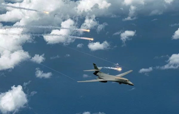 طائرة لانسر من طراز بي-1بي التابعة لسلاح الجو الأميركي، تسقط قنابل مضيئة أثناء مهمة فرقة عمل القاذفات فوق المحيط الهادئ يوم 25 حزيران/يونيو، 2022. [سلاح الجو الأميركي]