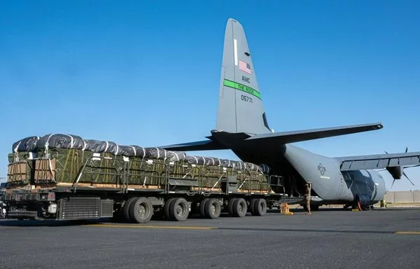تحميل المساعدات على متن طائرة أميركية لإسقاطها فوق غزة في 4 نيسان/أبريل. [القيادة المركزية الأميركية]