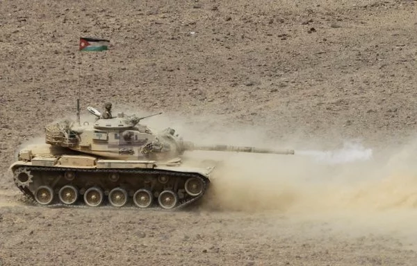 A Jordanian tank takes part in joint Jordan-US maneuvers during the Eager Lion military exercises in Mudawwara, near the border with Saudi Arabia, on May 18, 2015. [Khalil Mazraawi/AFP]