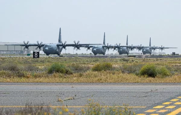 أربع طائرات أميركية من طراز سي-130 تستعد لإسقاط ما يعادل 50 ألف و600 وجبة طعام في شمالي غزة يوم 9 نيسان/أبريل. [القيادة المركزية الأميركية]