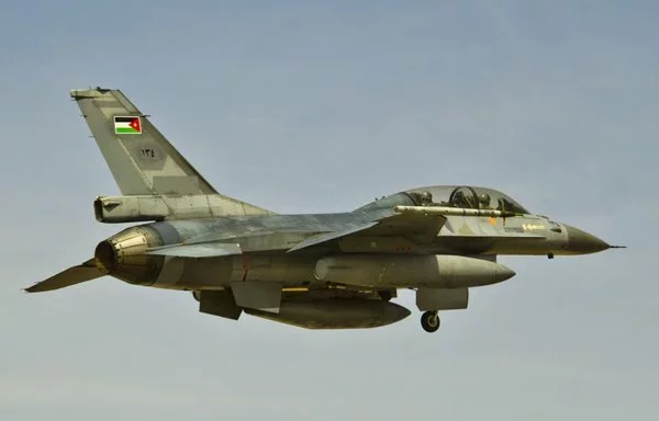 طائرة مقاتلة من طراز إف-16 فايتينغ فالكون من سلاح الجو الملكي الأردني تُحلق في سماء قاعدة جوية في شمالي الأردن يوم 29 أيار/مايو، 2014، خلال مناورة الأسد المتأهب. [سلاح الجو الأميركي]