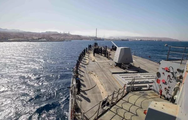 مدمرة الصواريخ الموجهة يو إس إس نيتز تدخل ميناء العقبة بالأردن في 23 أيلول/سبتمبر، 2022. [البحرية الأميركية]